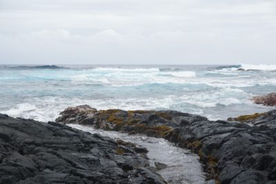 ハワイのビーチに溶岩